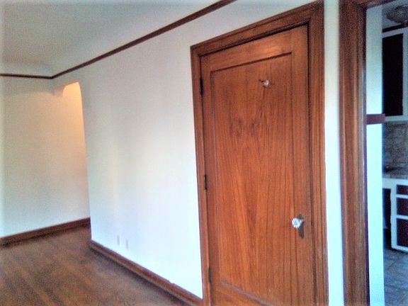 3rd image of 407 NE 45th St APT 4