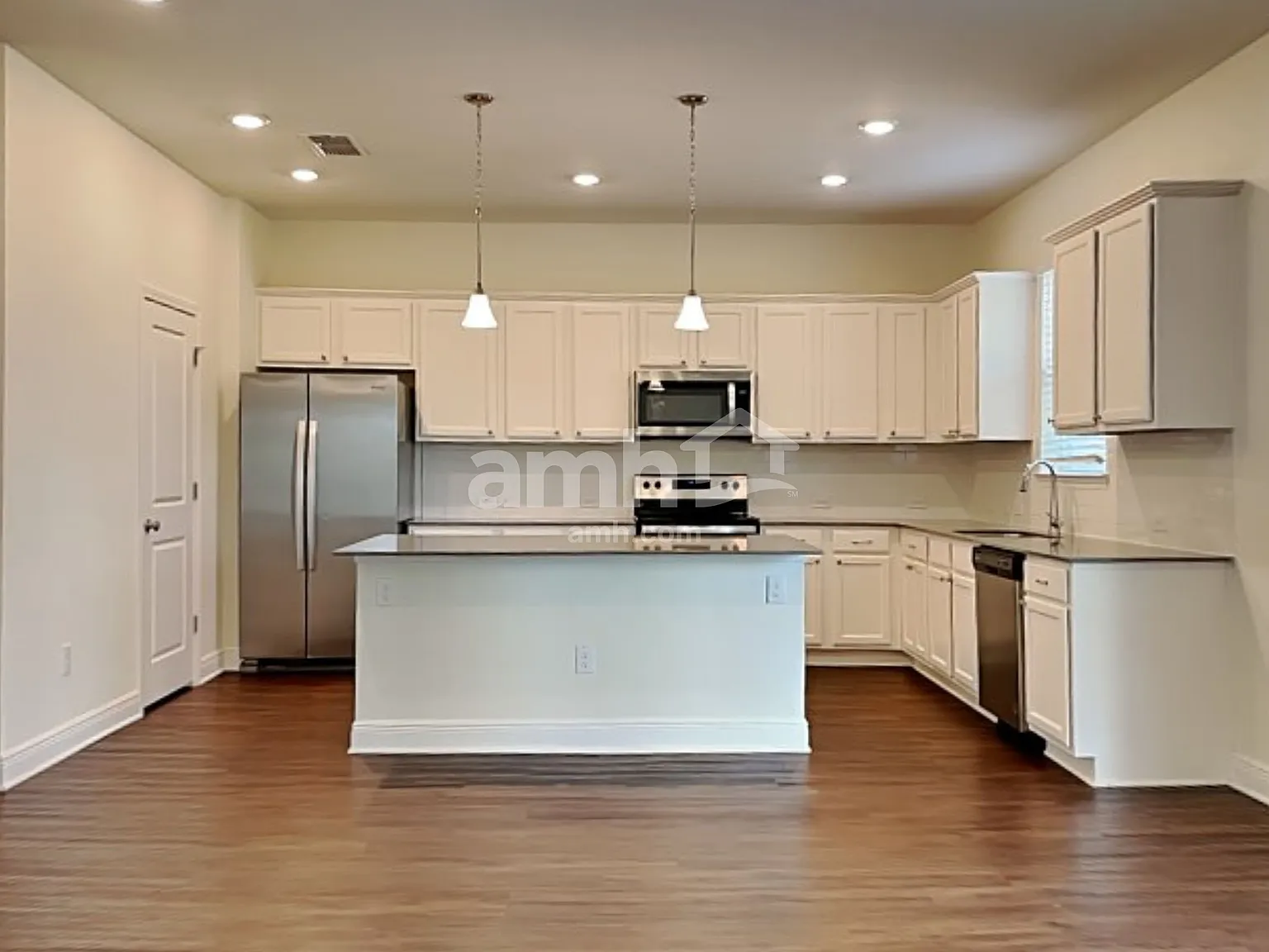 4 bed, 2.5 bath, 2449 sqft, $2,900 — Photo 3
