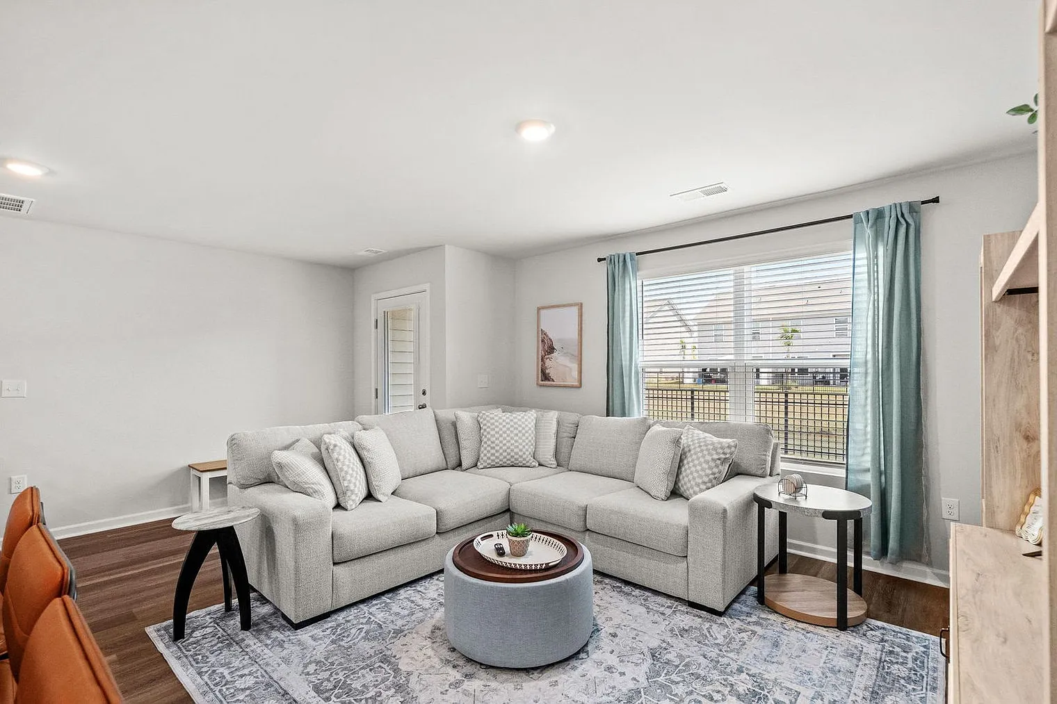3 bed, 2.0 bath, 1410 sqft, $3,900 — Photo 4