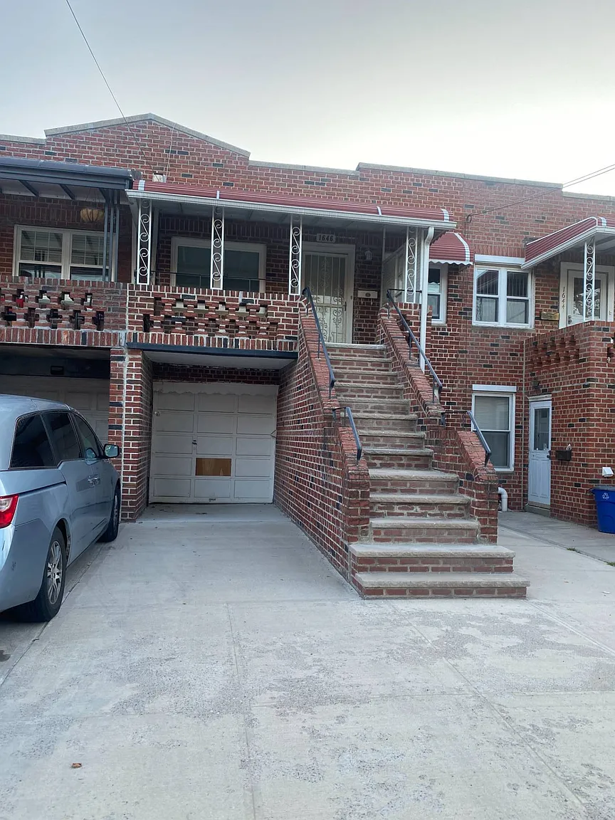 1646 E 55th St photo 1