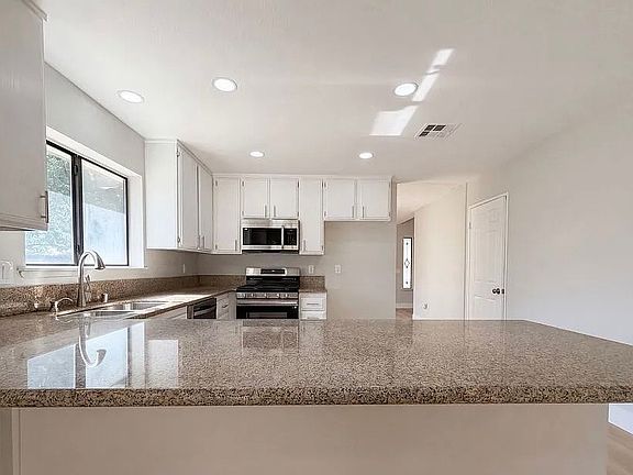 3rd image of 42349 Willeta Ave
