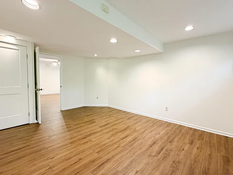 10611 Allenwood Ln — Photo 32