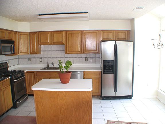 Light & Bright Eat In Kitchen with Stainless Steel Appliances & Center Island