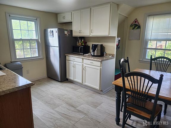 2nd image of 102 Wisteria St #2