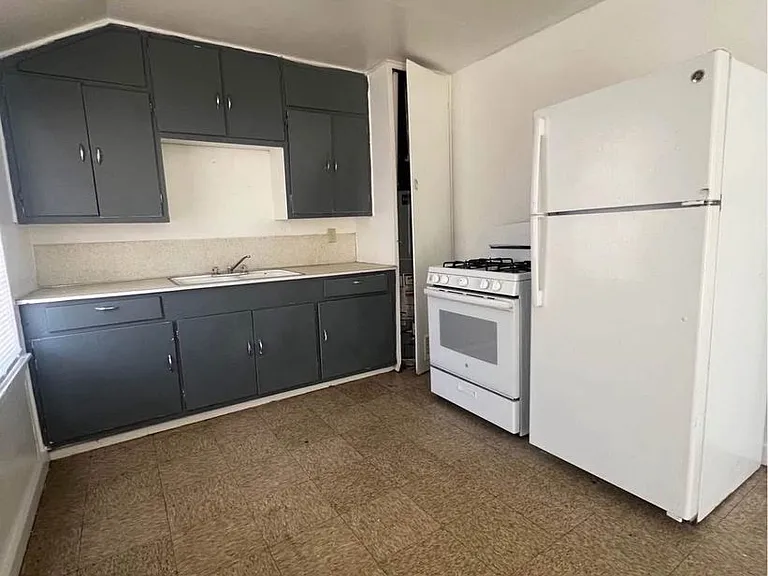 718 W Avenue C — Photo 3
