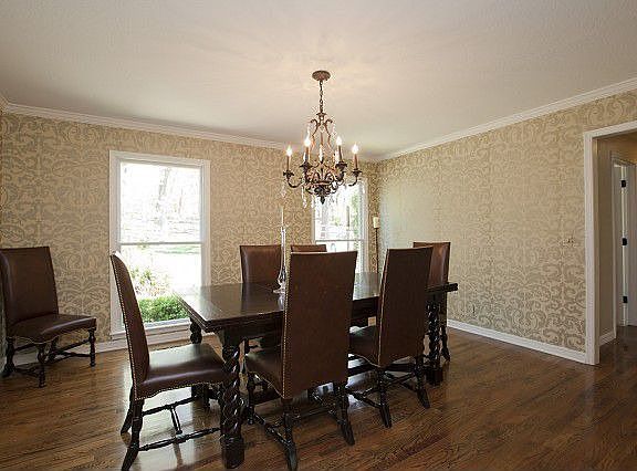 Spacious dining room 