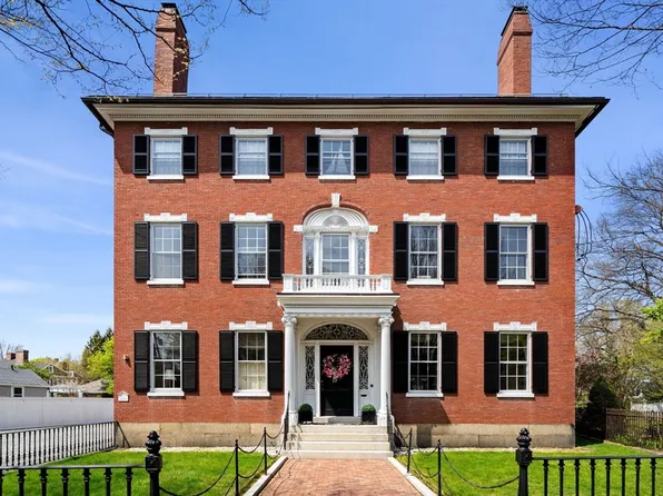 328 Essex St APT 4, Salem, MA 01970