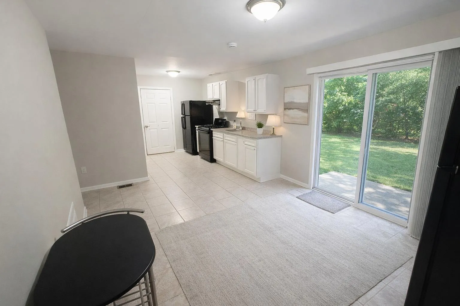 4 bed, 4.0 bath, 2200 sqft, $706 — Photo 3