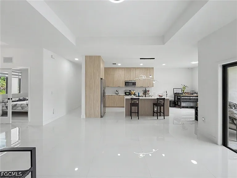 402 Thompson Ave — Photo 8