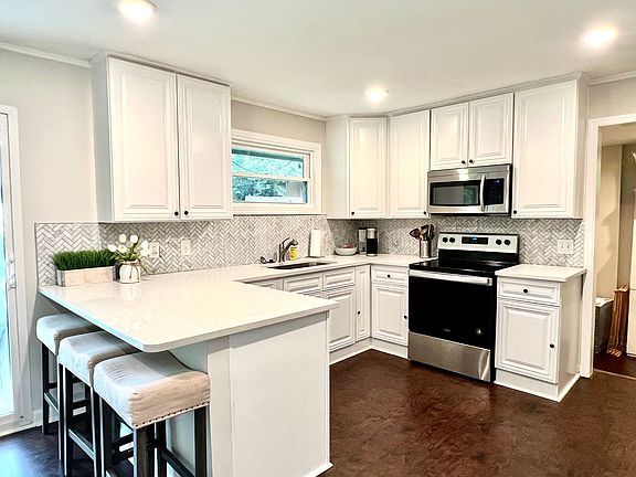 2nd image of 640 Manhasset Rd