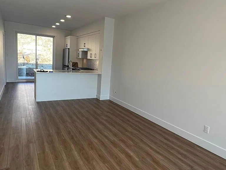 255 Caspian Dr — Photo 3