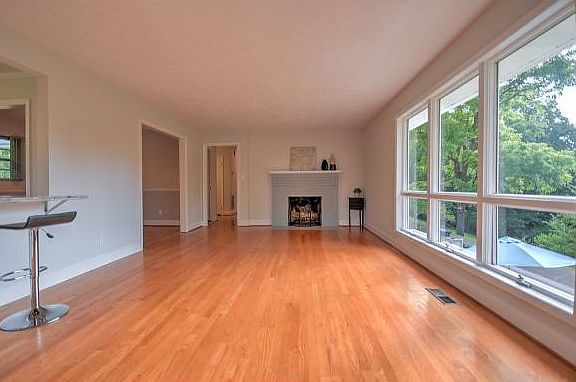 3rd image of 3919 Skyland Dr