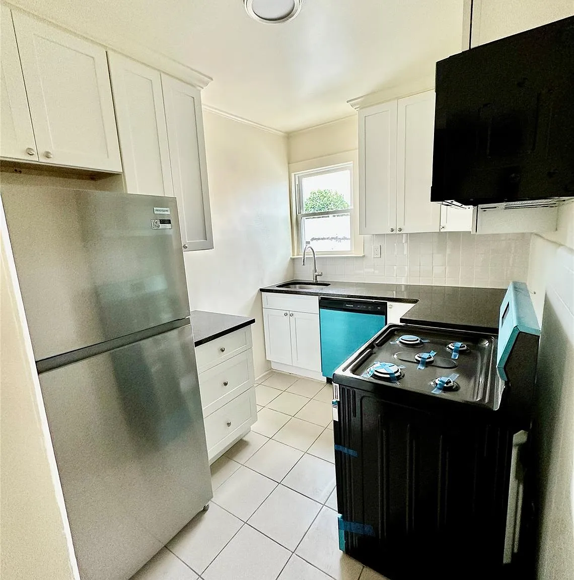 2 bed, 1.0 bath, 600 sqft, $2,400 — Photo 2