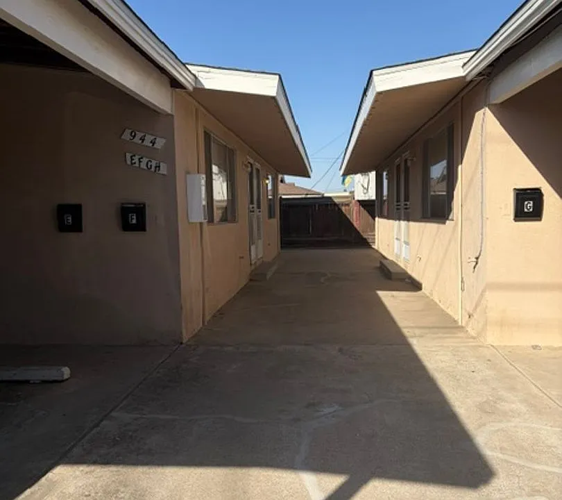 2935p -805- 944 Princeton Ave. NB