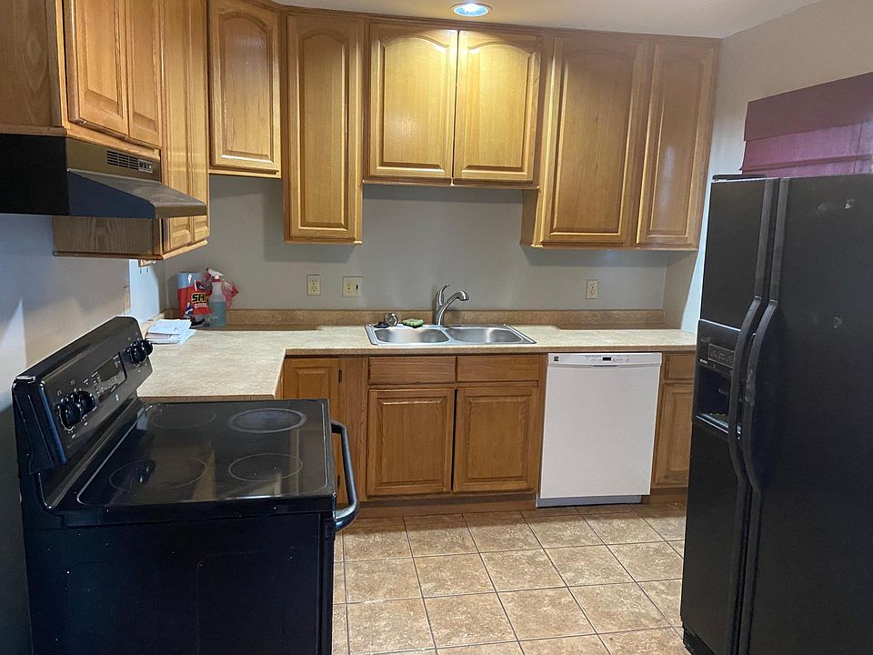 2nd image of 845 N Pinecrest Ave