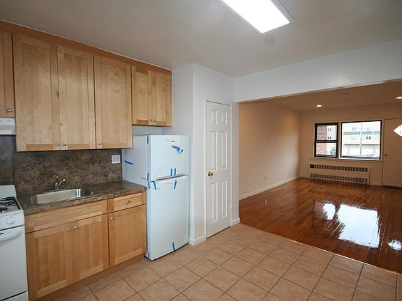 4th image of 431 W Broadway