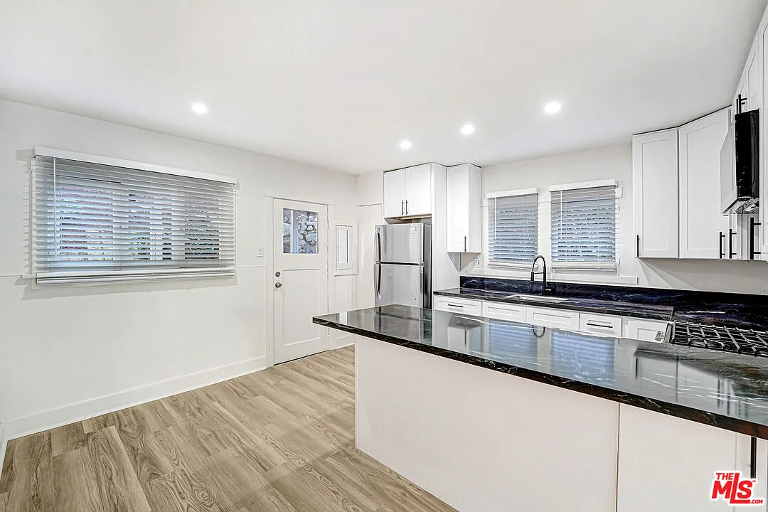 2 bed, 1.0 bath, 800 sqft, $4,650 — Photo 4