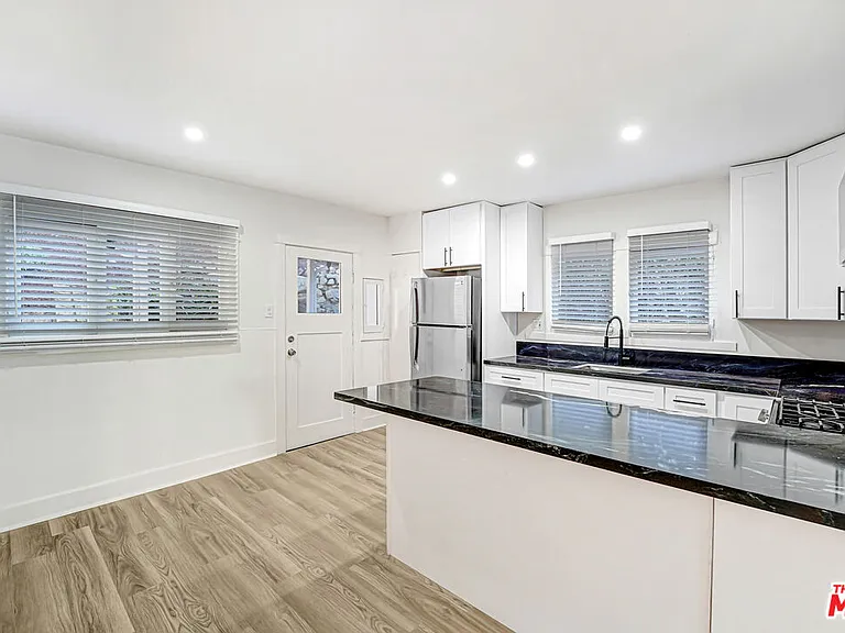 316 Crane Blvd — Photo 4