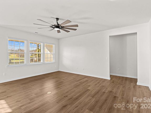 5th image of 206 White Apple Way