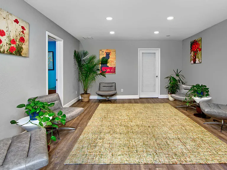 Leasing Center