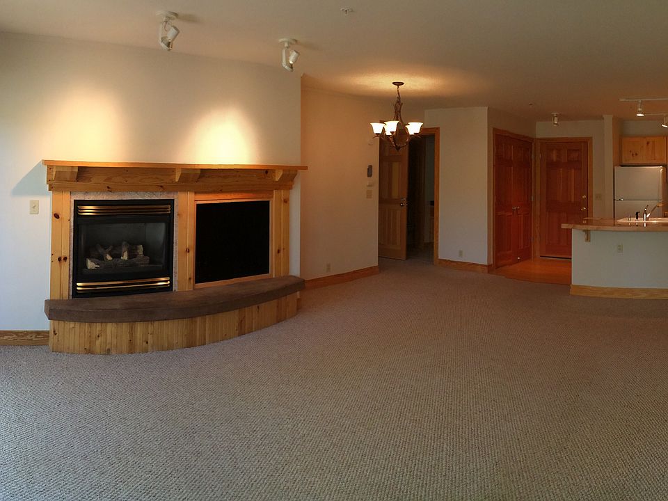 Living room with gas firepla