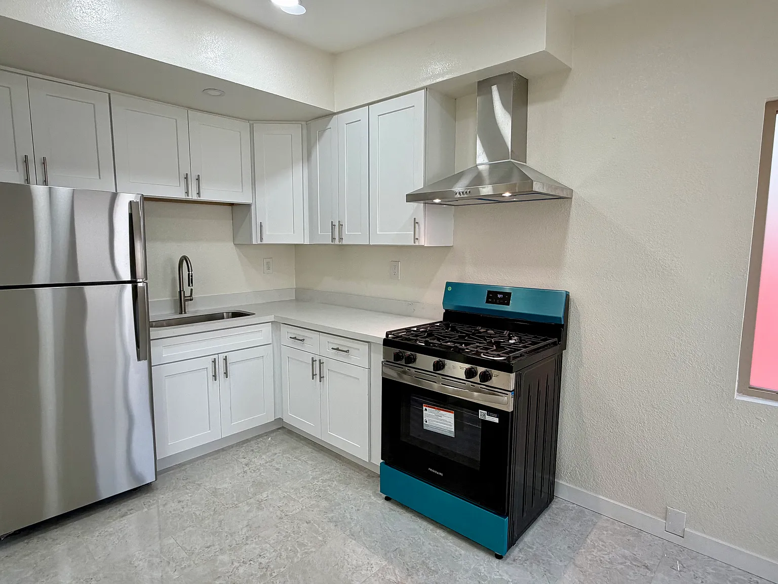 2 bed, 750 sqft, $2,400 — Photo 3