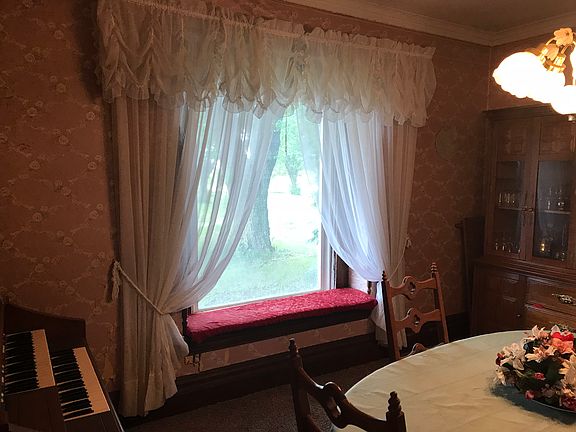 Window seat dining room
