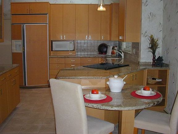 Gourmet kitchen w/vaulted ceiling