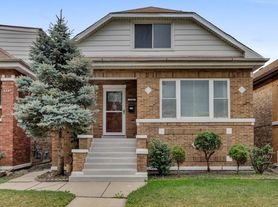 5541 W Roscoe St, Chicago, IL