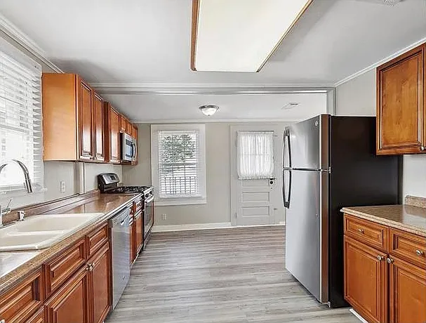 4437 Calumet St — Photo 4
