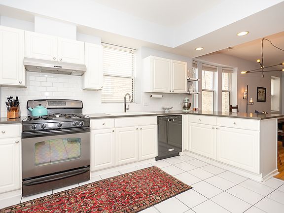 2nd image of 3045 W Sunnyside Ave #1