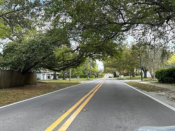 5th image of 712 W Country Club Dr