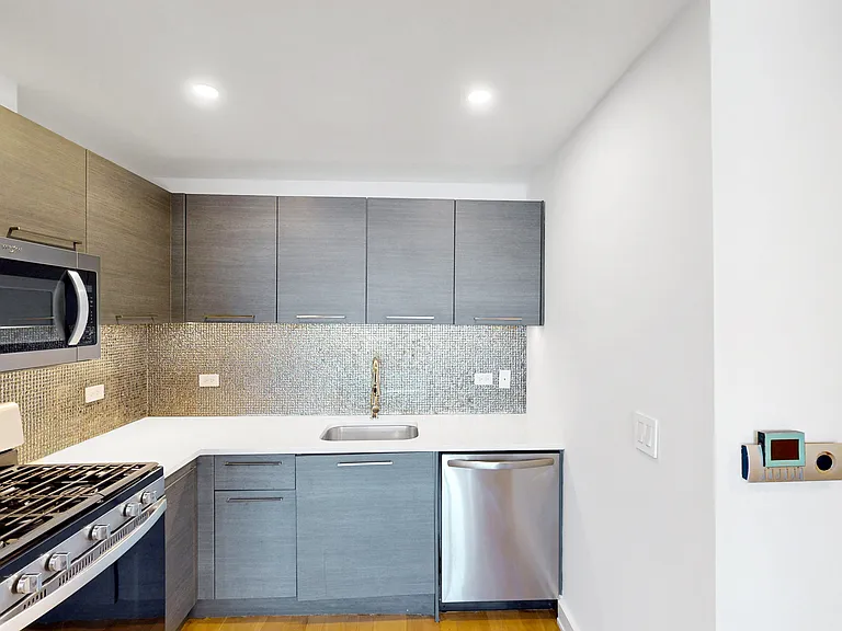 11-15 Broadway #5C — Photo 5