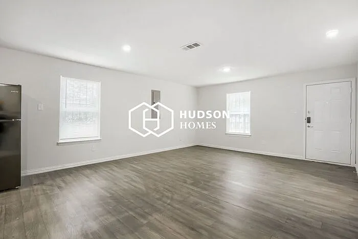 3 bed, 2.0 bath, 1090 sqft, $1,449 — Photo 4