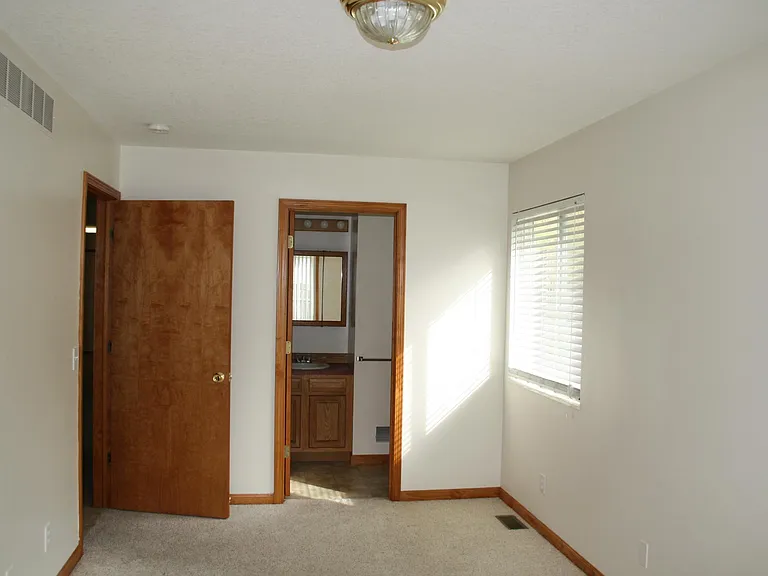4805 Russell St — Photo 36
