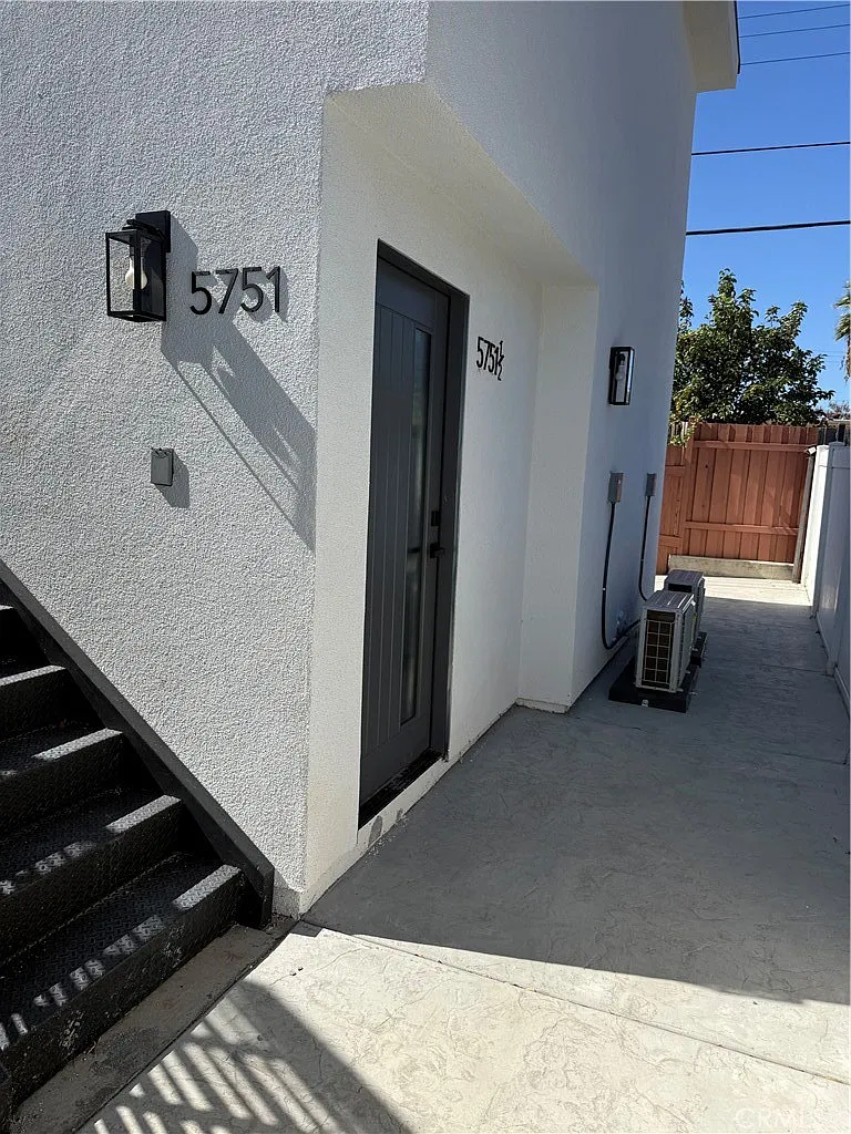 2 bed, 800 sqft, $3,200 — Photo 2