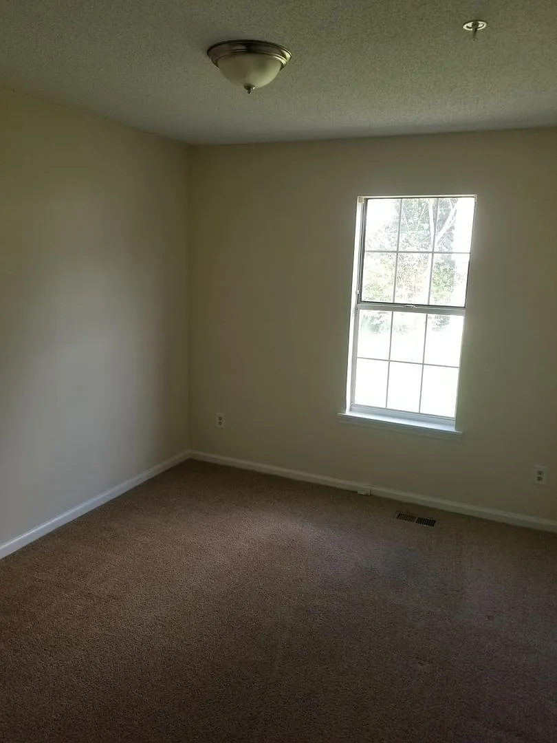 Spacious 3-Bedroom Townhome Section 8 Accepted! — Photo 3