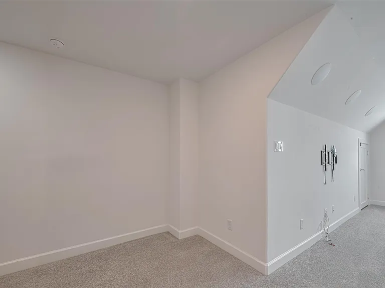 854 W 20th St — Photo 27