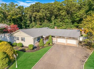 39 Robinhood Ln, East Setauket, NY 11733