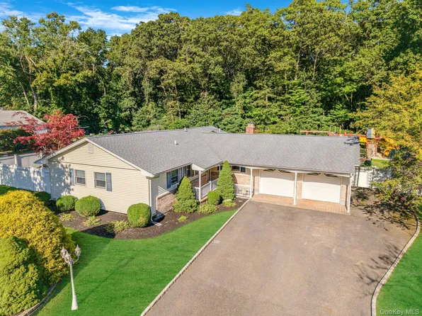 39 Robinhood Lane, East Setauket, NY 11733