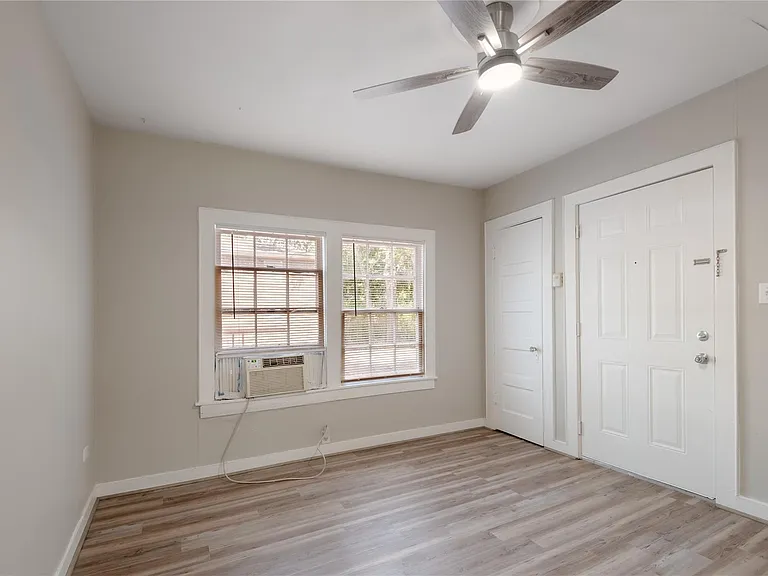811 Sam Houston Ave #A — Photo 2