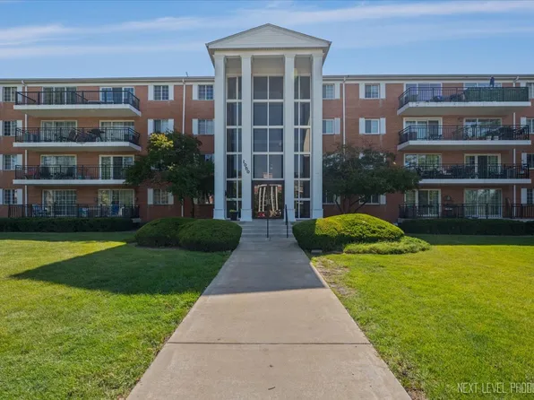 1050 N Farnsworth Ave APT 202, Aurora, IL 60505