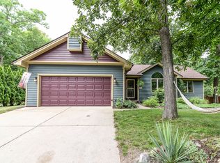 11748 Forest Dr, Pinckney, MI