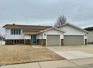 896 19th St E, Dickinson, ND 58601