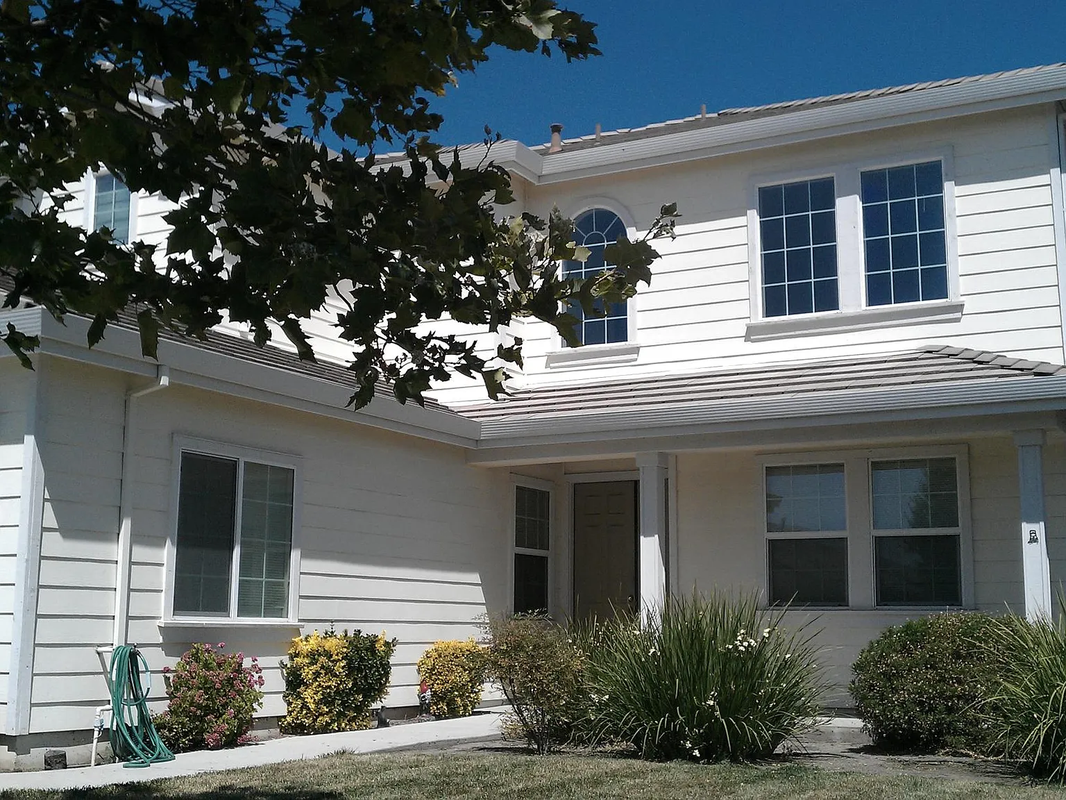 4 bed, 2.5 bath, 2689 sqft, $3,200 — Photo 2