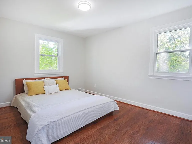8511 Potomac Ave — Photo 14