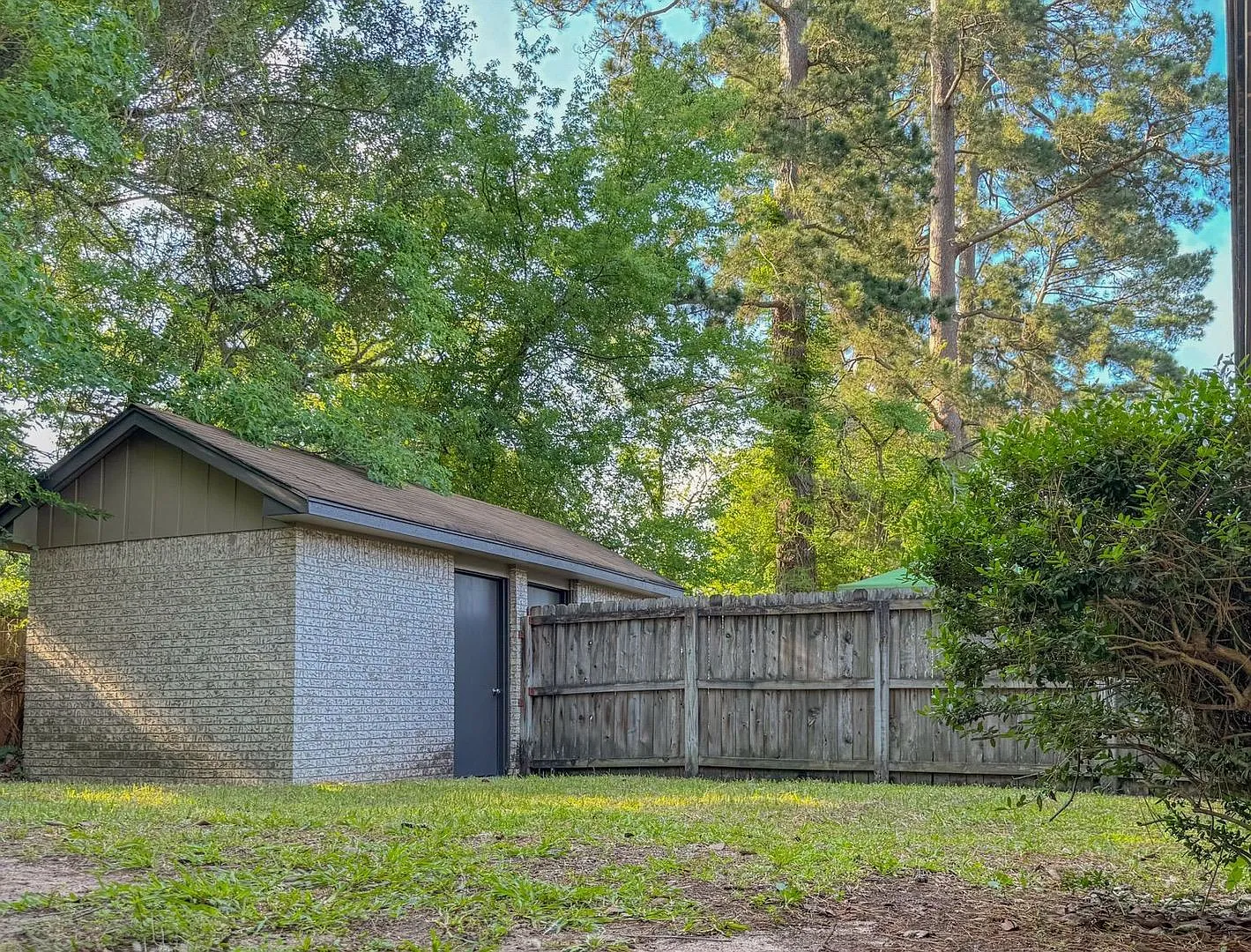 Comfortable 3BR/2BA Home in a Prime Location Near Forest Hills — Photo 3