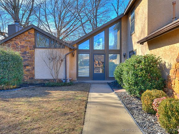 3rd image of 2605 W Washington Cir