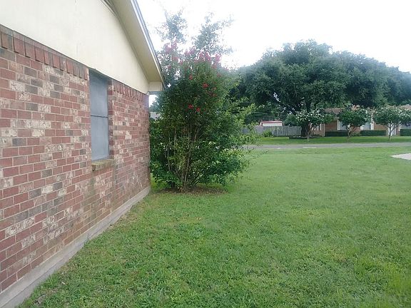 SIDE VIEW OF THE HOUSE 
