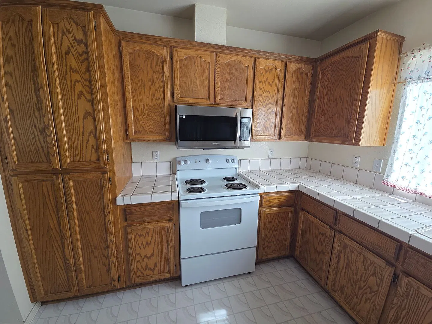 Move in Ready 3 Bedroom Home — Photo 2
